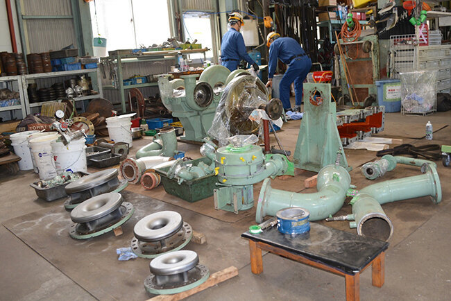 工場の床には細かく分解された部品が並べられ点検・整備を待っている