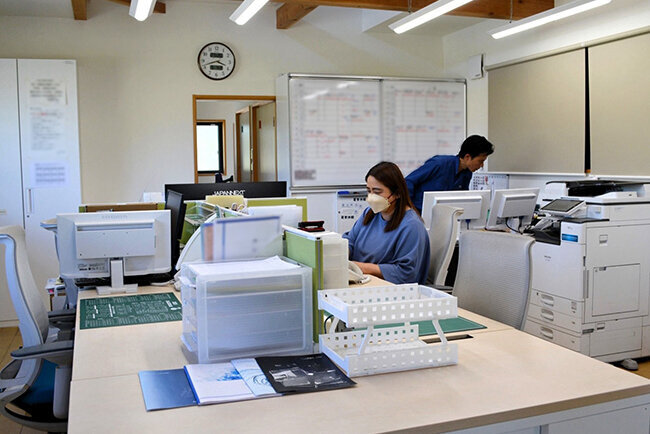 西備サービスの総務部エリア。勤怠管理ソフトや新会計ソフトの導入で事務作業が大幅にスピードアップ