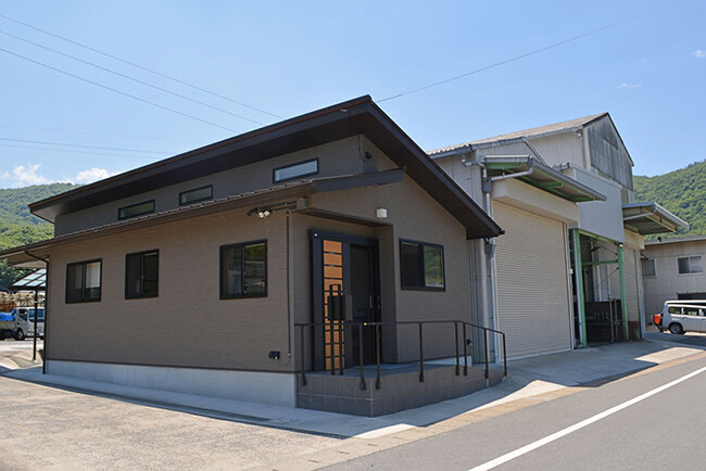 西備サービス本社。四つの工場で機種作業別にメンテナンスを行っている