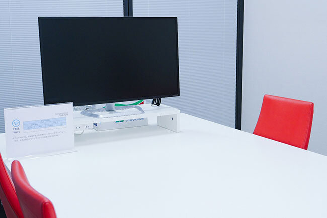 会議用ディスプレイとWi-Fiの再構築で良質なコミュニケーションを図れるようになった