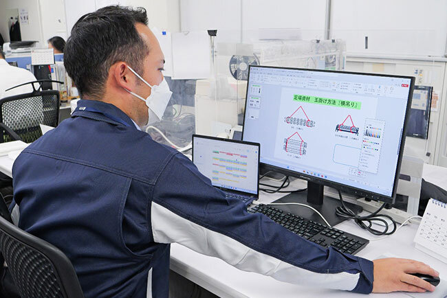 コンパクトなノートパソコンで資料を作成する髙橋さん