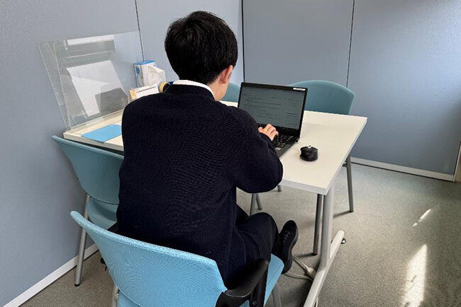 生成AIを活用して会議の議事録を作成する様子