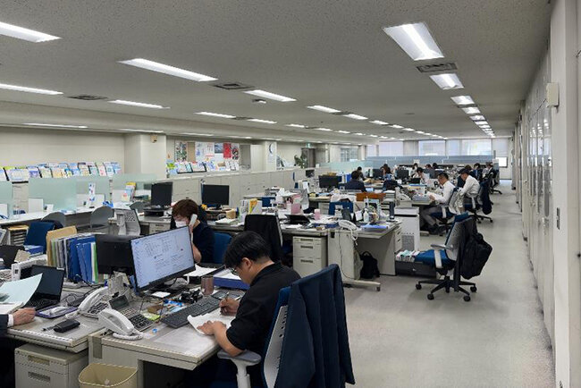 高松商工会議所の事務局の様子