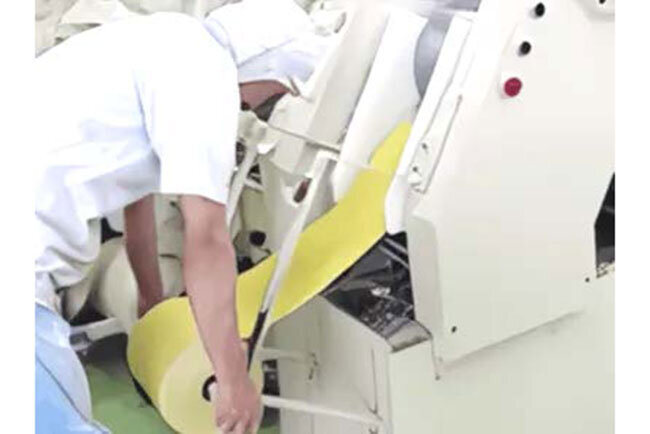 工場内で麺づくりに取り組む様子