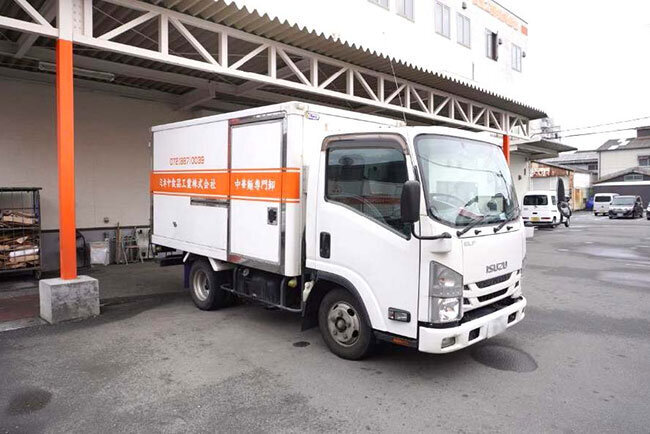 ミネヤ食品工業の生麺の配送車