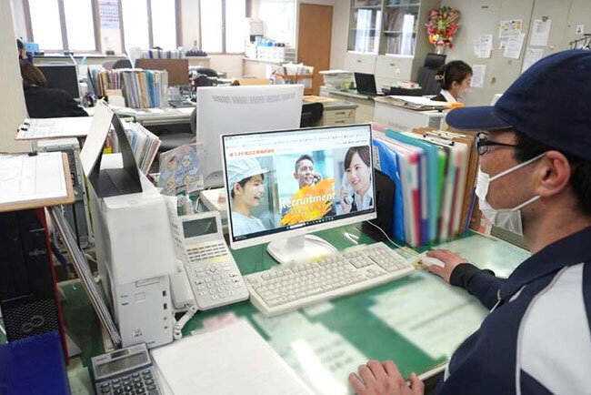 編集したホームページの内容を確認する様子