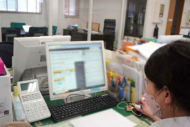 ノーコードで業務用アプリを作成できるクラウドサービスを活用する様子