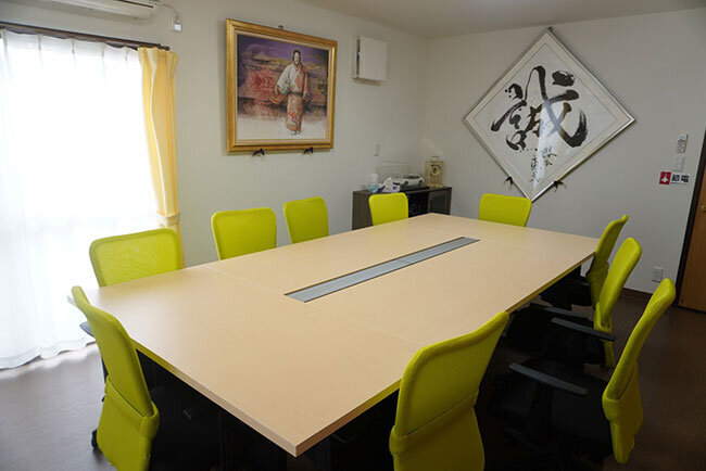 2024年にリノベーションした本社1階の応接室
