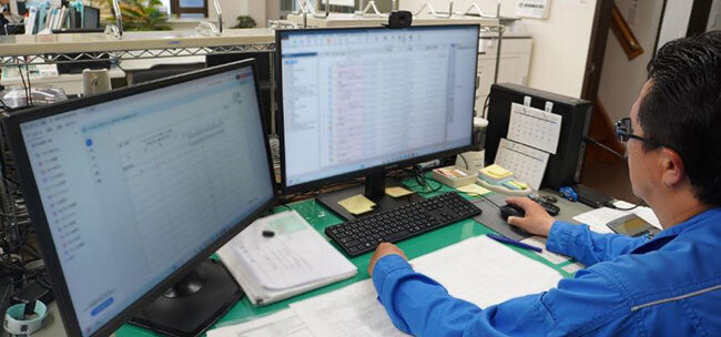 土木工事専用の積算システムを使って積算する様子