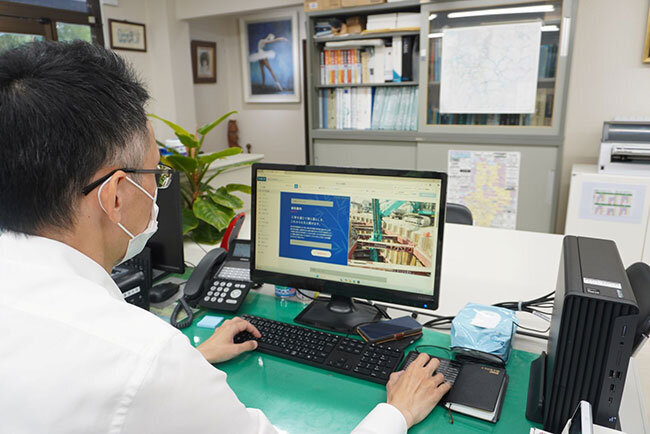 ホームページ作成システムを活用して編集作業を行う様子