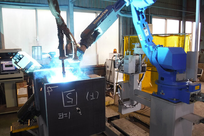 メタルテックが所有する溶接ロボット（コマツ産機製 RAL20-6TM）