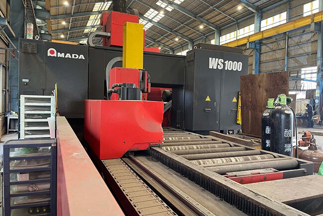 メタルテックが所有する複合加工機（アマダ製 WS1000）