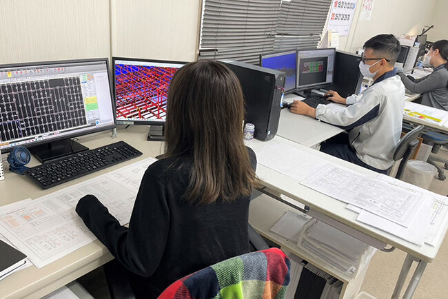 鉄骨専用の3D-CADを活用して施工図を作成する様子（データロジック型　REAL4）