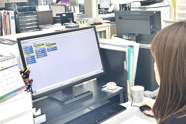 従業員の勤怠状況をシステムで確認する様子