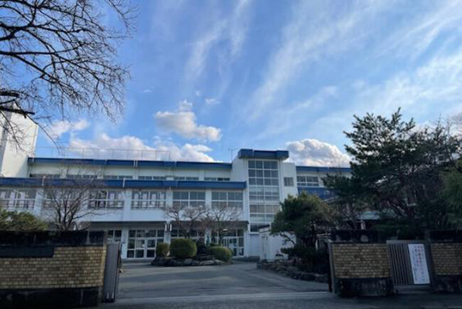 事務所は生まれ育った実家。勝山小学校の目の前の住宅地にある