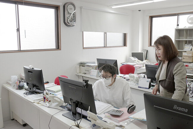 従業員と打ち合わせをする針谷社長