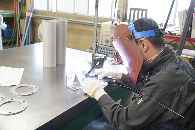 工場で溶接作業に取り組むシンエイの従業員