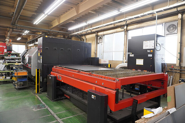 シンエイの工場に設置されているレーザー加工機