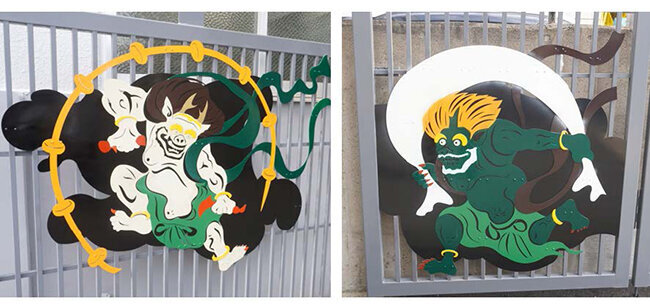 門扉に飾っている雷神（左）、風神（右）をモチーフにした金属プレート