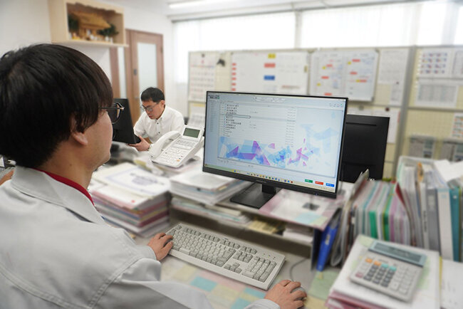 生産管理システムを活用する様子