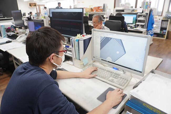 シンエイは3D-CADと3D-CAMシステムを使って3Dデータを基に展開図などを作成している