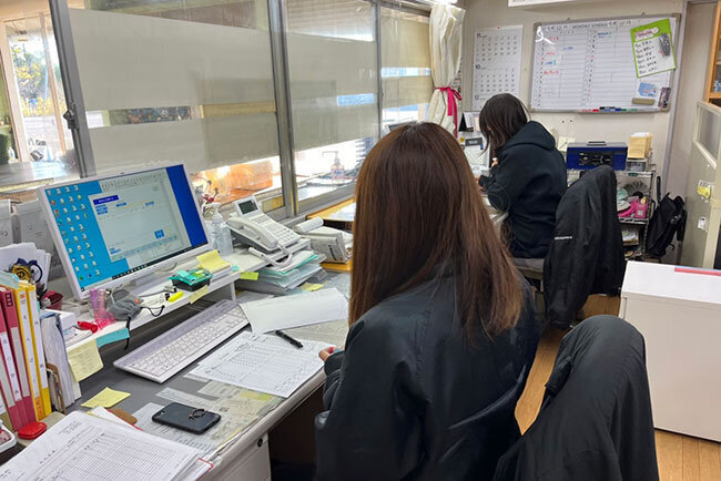 オフィスで仕事に取り組む延岡生花地方卸売市場の社員の様子