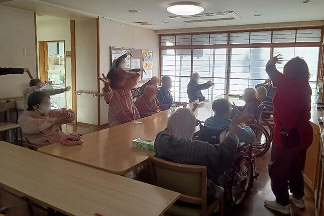 歳を重ね、介護を必要とする利用者が増えたことから、同法人では特定施設入居者介護の指定を受け、介護保険サービスも提供している。認知症予防につながる健康体操のプログラムも実施。