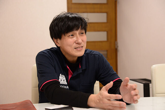 社会福祉法人伸生会 平塚養護老人ホーム施設長の益井正純氏は勤続31年。同法人の複数の現場で経験を重ねたベテラン職員であり、介護福祉制度創設以前から福祉現場の変遷を見てきた