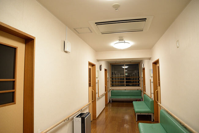 大規模修繕の補助金を活用して養護老人ホーム全館にWi-Fiを設置。通信基盤の整備により、無線通信によるICT機器を施設各所で使用できるようになった