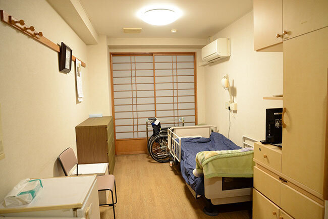 入所者の居室は原則個室。入口ドア付近の壁面上部に設置された見守りカメラは、このアングルで室内を映し出しており、転倒など異変が生じた際には即時に対応できる