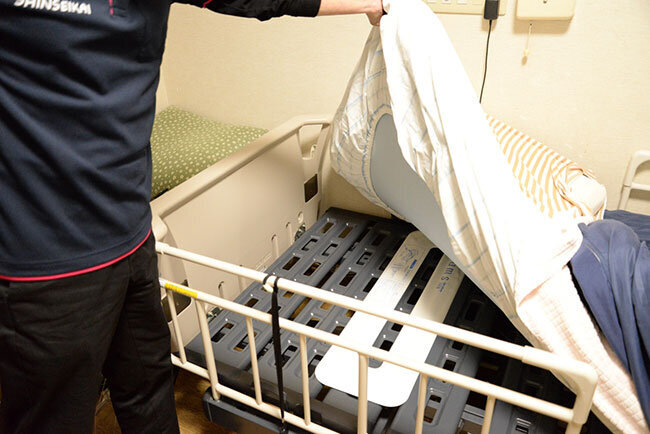 ベッドの頭部位置に設置するベッドセンサー（介護ロボット）は利用者の心拍や呼吸、睡眠の状態を計測する介護ロボットだ。見守りカメラで状況を確認できるので安心だ