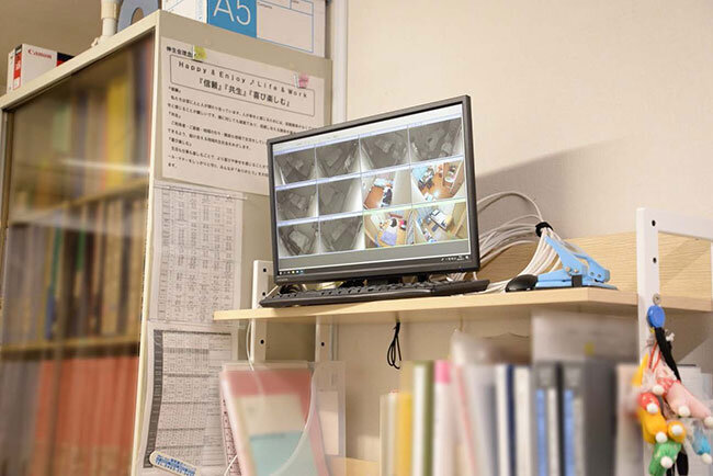 2階〜4階の各部屋の見守りカメラからスタッフステーションのモニターに映し出された入所者の様子。慢性疾患を持つなど容体の変化に注意を要する人は、別画面にて拡大表示で映し出される仕組みだ