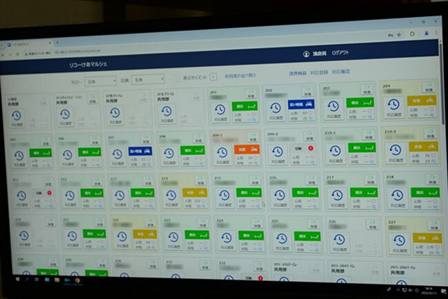 サービスステーションのモニターでは、入所者の睡眠・覚醒の状況や心拍・呼吸などのバイタルをモニタリングし、統合見守りシステムで表示している。