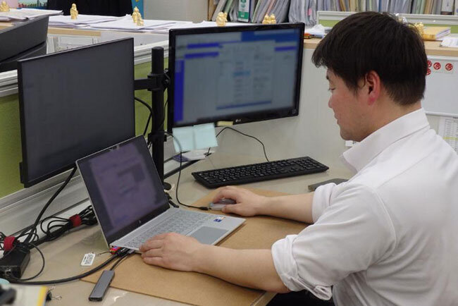 新たに導入した公共土木工事向けの積算ソフトで業務に当たる社員