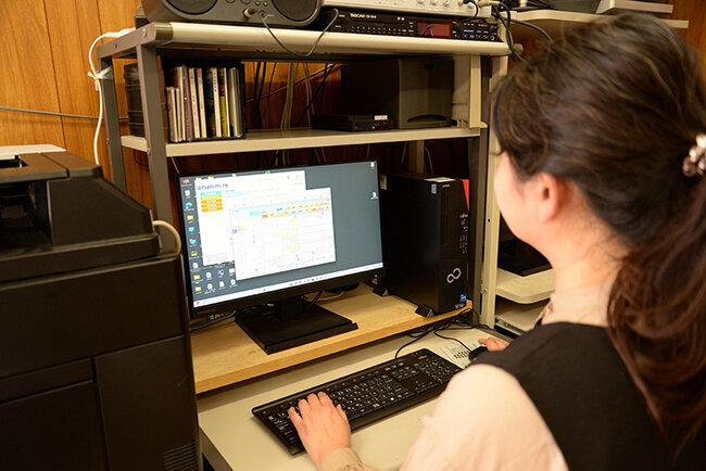 利用者の工賃計算、職員の給与計算、申請、請求など財務関係の事務を担う宇田川さん。当初は複雑な制度設計に戸惑ったという