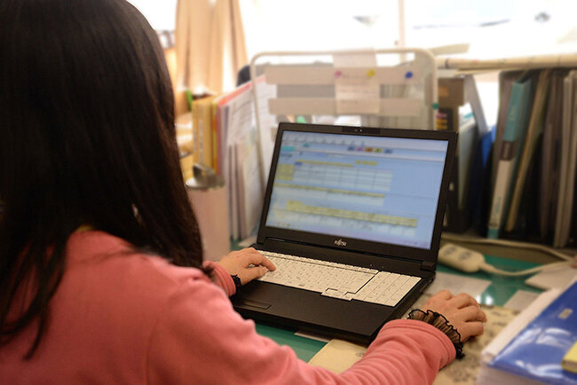 支援員は利用者への年2回のアセスメントを行い、報告義務があるが、日々の日中活動の記録は手書きで行っているという