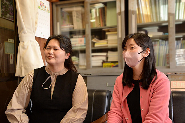 経理事務担当の宇田川珠穂さん（左）とサービス管理責任者の野村祐子さん