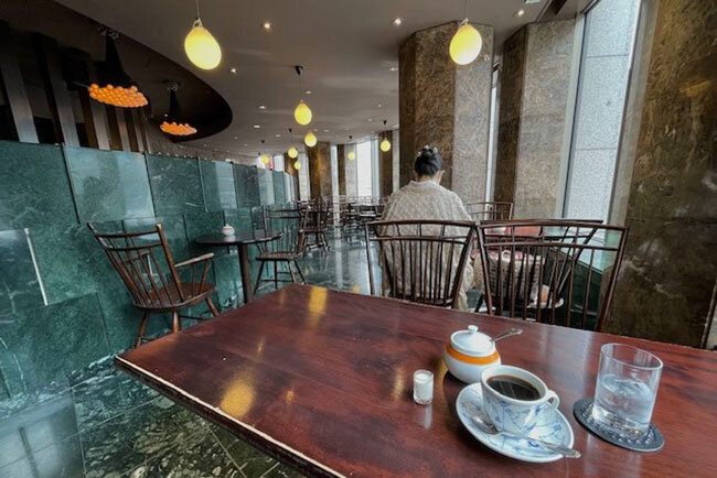 窓から日本橋交差点を見下ろせる日本橋三越本店新館の「宮越屋珈琲日本橋店」