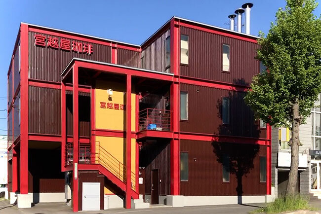 宮越商事の工場外観～各店舗からの発注に基づいてコーヒー豆を焙煎し、道内各店舗に配送する