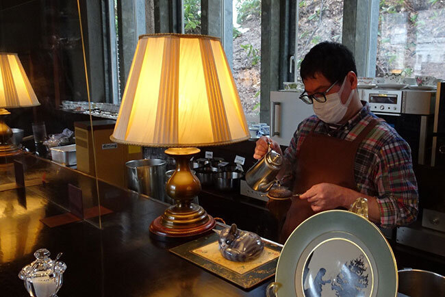 「宮越屋珈琲THE CAFÉ」で自らコーヒーをいれる宮越龍也取締役