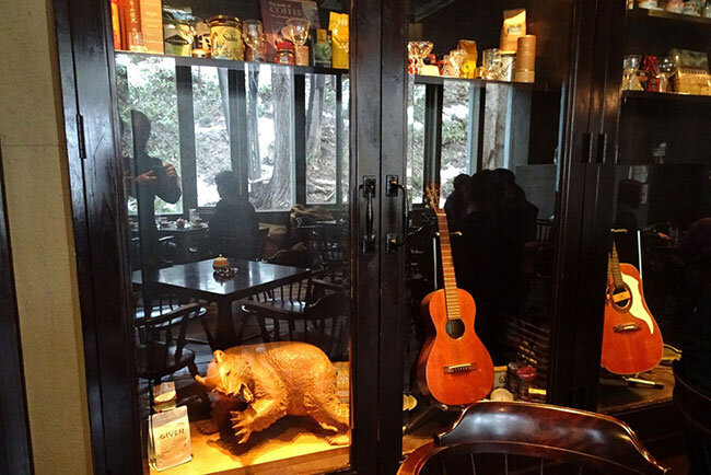 店内調度品～音楽に傾倒していた宮越陽一社長の趣味でビンテージギターなども並べられている