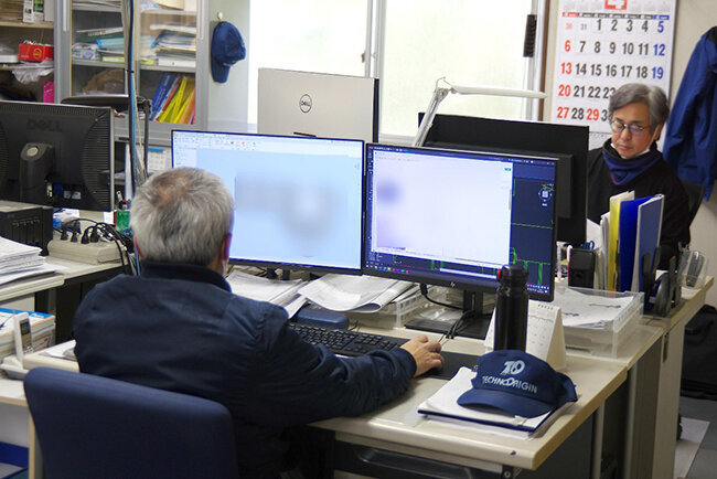 CAD/CAMシステムを使って作業するテクノオリジンの社員