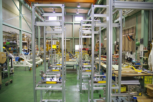 テクノオリジンの工場内に並ぶ製品の治具
