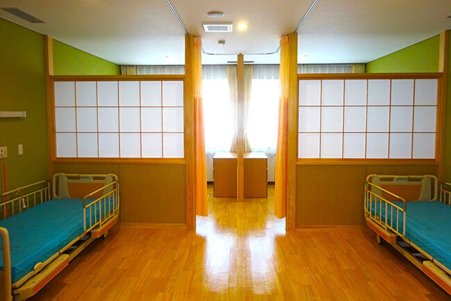 「特別養護老人ホーム清和荘」の多床室（明光会提供）