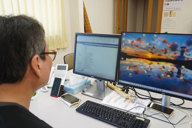 公共土木専用の積算システムを活用する様子