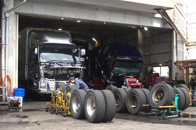 塵芥車などの特殊車両のほかに、大型のトラックなどの整備が大半を占める