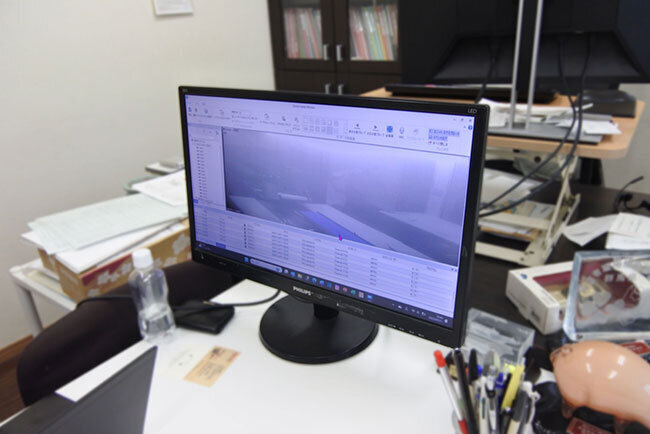工場内の監視カメラの映像をパソコンでチェック