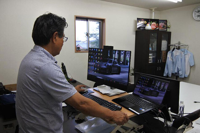 健康のため立ったままキーボードを叩くのが髙橋社長の執務スタイル