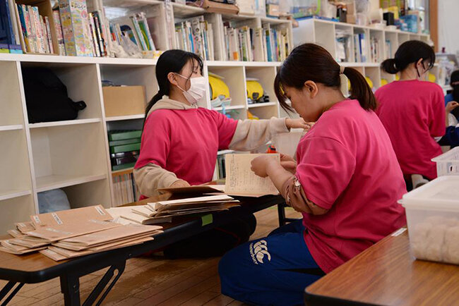 保護者と交わす連絡帳はアプリではなくノートを使用。支援員たちは1冊ずつ丁寧に目を通す。手書きでつづられた内容からは保護者の心情が垣間見えることもあるという