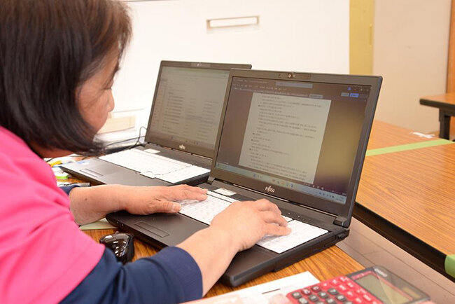 報告書・申請書の作成にパソコンは欠かせない。利用料金やスタッフの給与計算などお金の絡む業務も渡辺主任が担っている